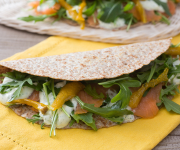 Piadina met zalm en yoghurtsaus