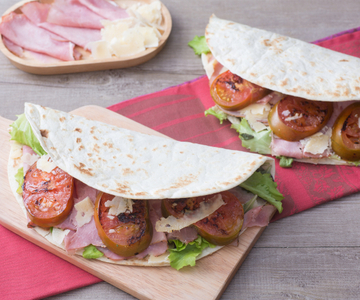 Piadina met gekookte ham, pecorino en tomaten