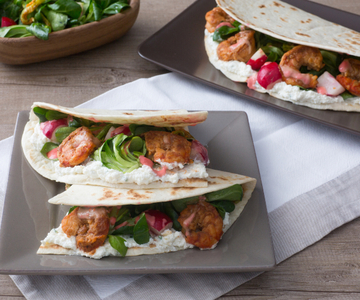 Piadina met garnalen, courgettebloemen en salade