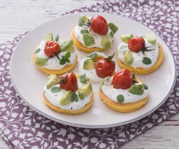 Blinis van maïs met skyr, avocado en gegrilde cherrytomaatjes