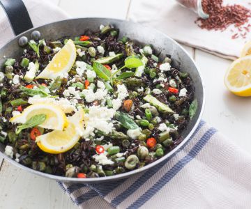 Eenpans vegetarische paella met rode rijst