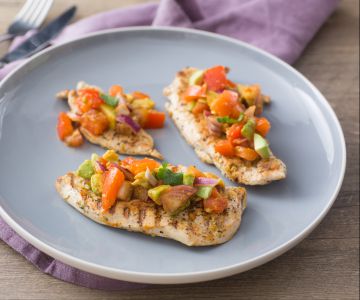 Kip met tomaten en avocado