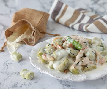 Gnocchi met asperges, burratacrème en pancetta