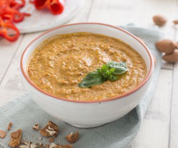 Pesto met zoete paprika en geitenkaas