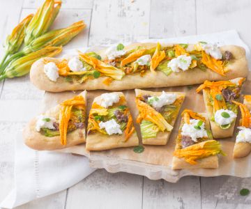 Focaccia met ansjovis, courgettebloemen en burrata