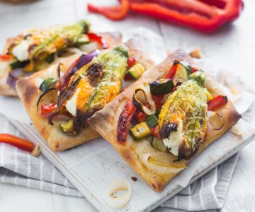 Platte broodjes met groenten en gevulde courgettebloemen