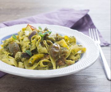 Tagliatelle met aubergine, pesto en cherrytomaatjes