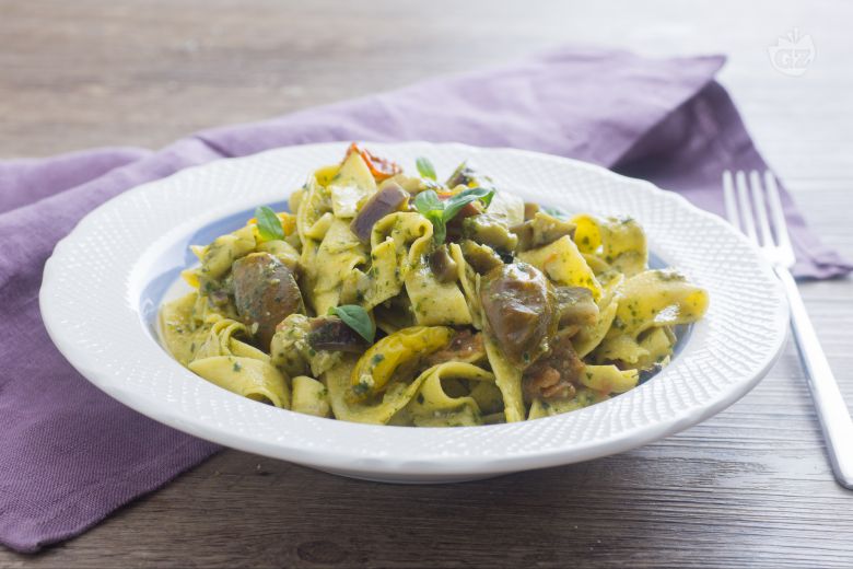 Tagliatelle met aubergine, pesto en cherrytomaatjes