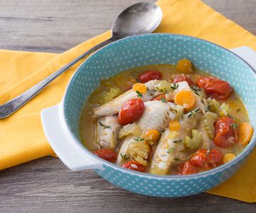 Rode poon in een lichte tomatenbouillon