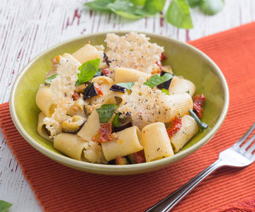 Pasta met aubergines en Grana Padano-kaaschips