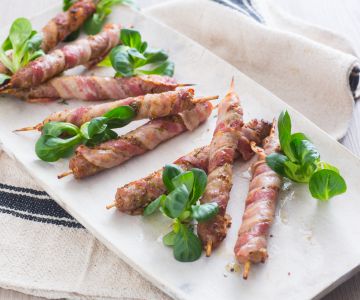 Spiesjes met worst en pancetta