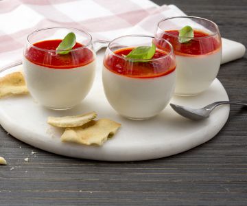 Panna cotta met coulis van cherrytomaatjes