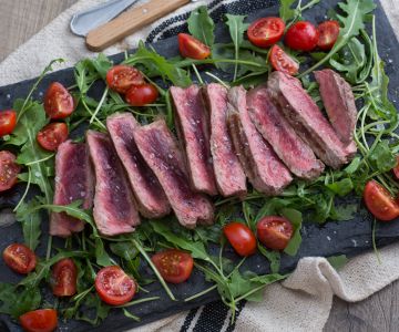 Tagliata van rundvlees met rucola en cherrytomaatjes