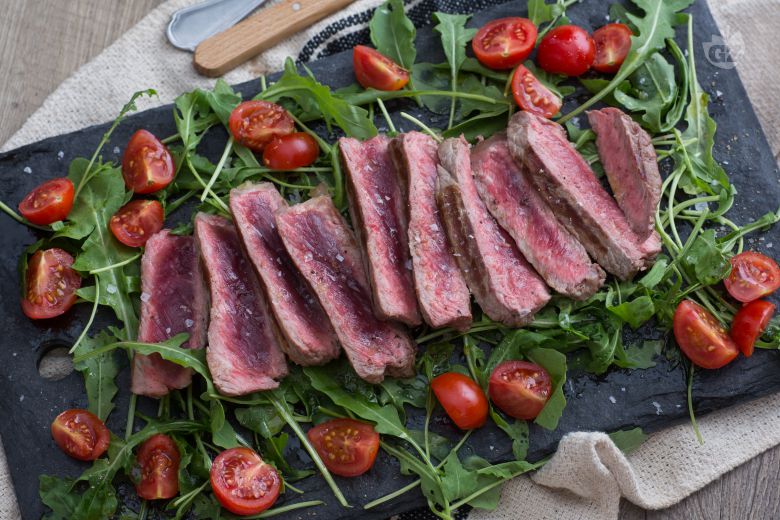 Tagliata van rundvlees met rucola en cherrytomaatjes