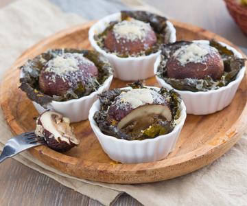 Mandjes van druivenbladeren met eekhoorntjesbrood en Grana Padano