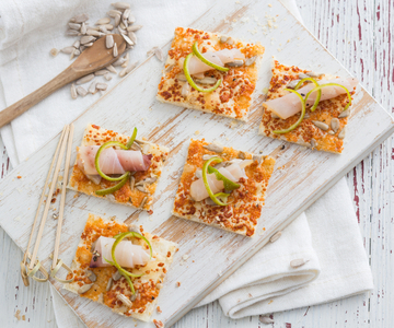 Bladerdeeghapjes met gerookte zwaardvis