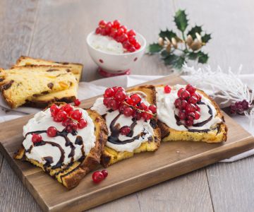 Panettone-bruschetta met gorgonzola en rode bessen