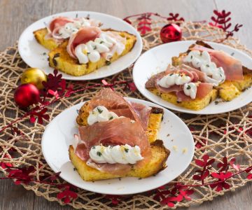 Canapés van panettone met robiola en culatello