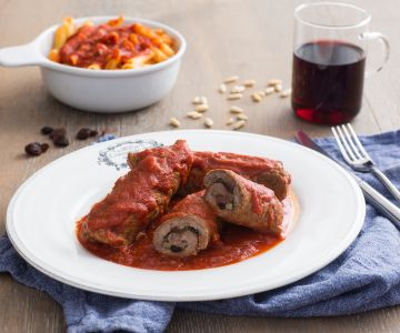 Napolitaanse gevulde vleesrolletjes in tomatensaus