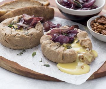 Galette met camembert en Bordeaux-uien