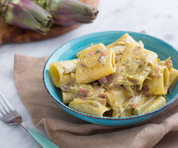 Paccheri met artisjokken in carbonarasaus