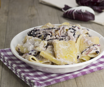 Paccheri met radicchio en fondue van fontina