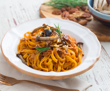 Tagliatelle met ragù van paddenstoelen en gedroogde vruchten