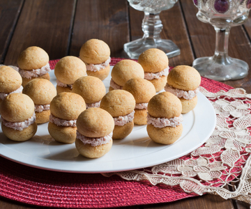 Baci di dama met mortadella