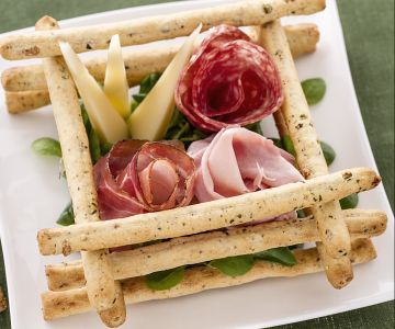 Grissini met olijven, vleeswaren en kazen