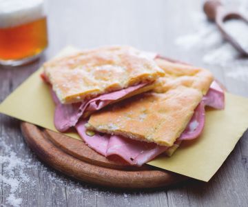 Pizza met mortadella