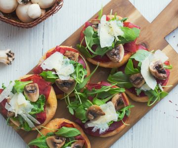 Schiacciatine met bresaola en rucola