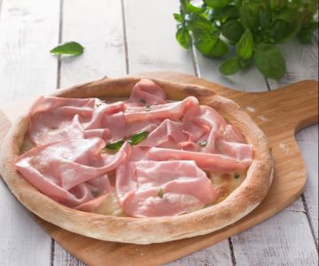 Pizza met mortadella en buffelmozzarella