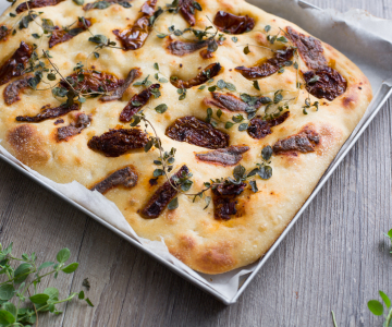 Focaccia van griesmeel met vloeibare zuurdesem