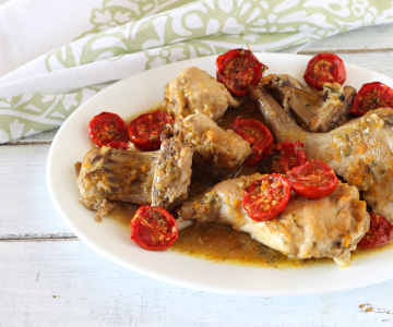 Konijn gestoofd in bier met confit-tomaatjes