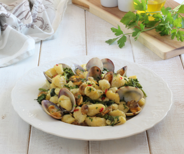 Gnocchi met venusschelpen en raapstelen