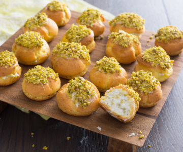 Soesjes met ricottacrème en pistachenoten