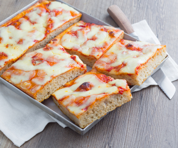 Pizza van de bakplaat met zuurdesem