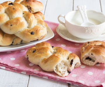 Gevlochten broodjes met walnoten en chocolade