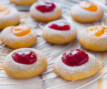 Kleine boterkoekjes met jam
