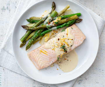 Zalmfilets met asperges en room