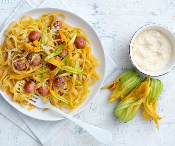 Tagliatelle met gehaktballetjes en courgettebloemen