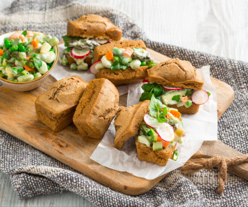 Bierbroodjes met Russische salade van het voorjaar