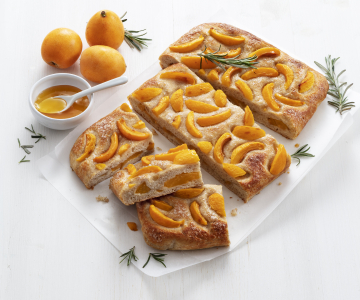 Focaccia met mispels en rozemarijn