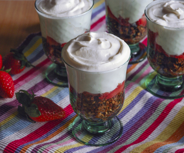 Hazelnootcrumble met aardbeien en rum