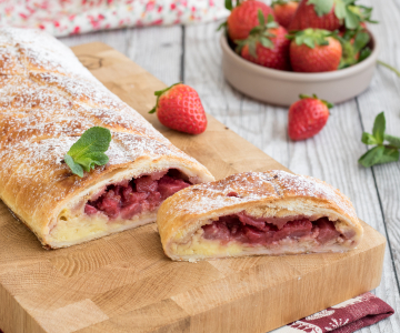 Strudel met banketbakkersroom en aardbeien