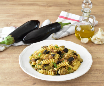 Pasta met tonijn en aubergines