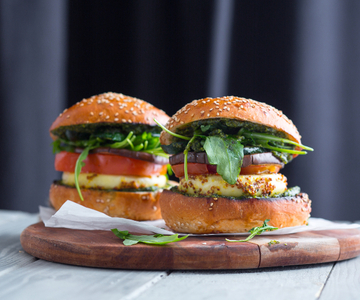 Tomino van de BBQ met gegrilde groenten en mosterd