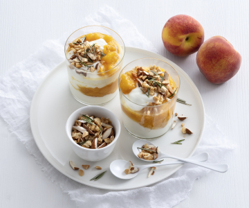 Glaasjes met abrikozen en robiola