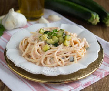 Pasta met zalmroom en courgette