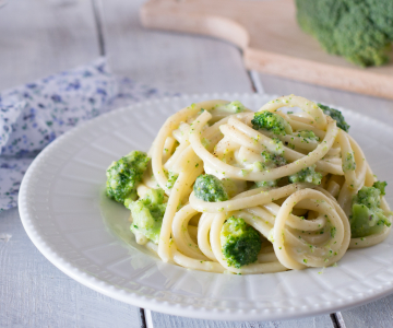 Bucatini cacio e pepe met broccoli